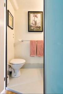 a bathroom with a toilet and towels at Travellers Tales - A Pod in the Cotswolds in Minster Lovell