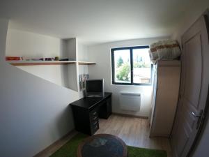 TV a/nebo společenská místnost v ubytování Maison neuve proche de Barcelonnette