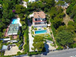 an aerial view of a mansion with a swimming pool at Villa Ocean Breeze in Roquebrune-Cap-Martin
