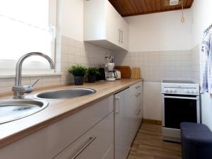 una cucina con lavandino e piano di lavoro di Ferienbungalow Schultz in Altenkirchen ad Altenkirchen