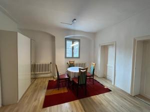 ein Esszimmer mit einem Tisch und Stühlen in der Unterkunft Hagmann's Altstadt Appartement in Krems an der Donau