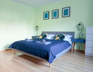 een slaapkamer met een bed met twee knuffels erop bij Apartament Rosiczka in Duszniki Zdrój