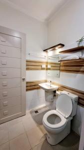 uma casa de banho com um WC e um lavatório em Eekos Hotels em Baguio