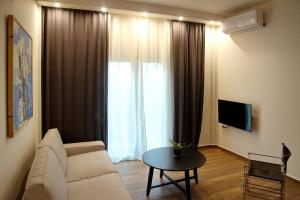 een woonkamer met een bank en een tafel bij Eutopia Luxury Studio in Kavala