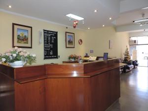 una sala de espera con caja registradora y mostrador en Hotel Domingo Savio, en Encarnación