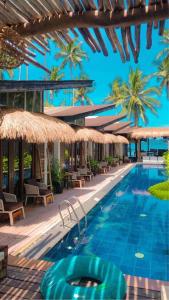 una piscina con ombrelloni e un resort di Banig Beach Resort El Nido a El Nido