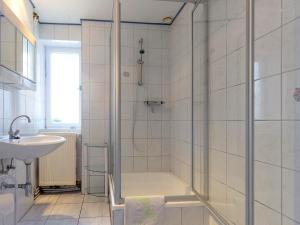a bathroom with a shower and a sink at Ferienwohnung Käthe in Altenkirchen in Altenkirchen