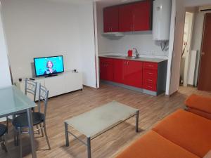 A television and/or entertainment centre at Apartamento BENIDORM primera linea playa