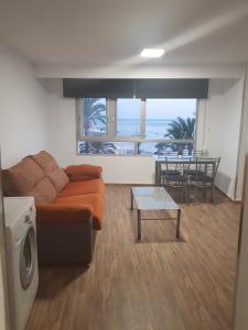 A seating area at Apartamento BENIDORM primera linea playa Még 3 kép