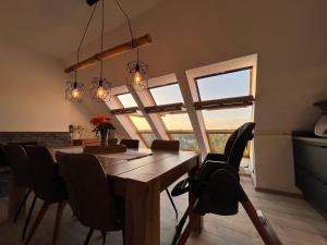 a dining room with a wooden table and chairs at 105 QM neues klimatisiertes Appartment für Familien in Chemnitz