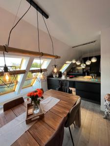 a kitchen and dining room with a wooden table at 105 QM neues klimatisiertes Appartment für Familien in Chemnitz