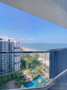 關丹的住宿－vitamin SEA Timurbay Residence，从大楼的阳台上可欣赏到海滩景色