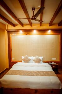 Un pat sau paturi într-o cameră la Paradise Boutique Hotel
