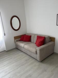 A seating area at Senza Pensieri via Viviani