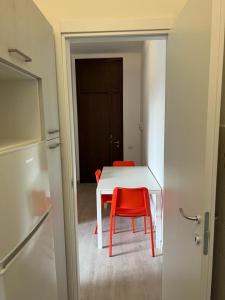 A kitchen or kitchenette at Senza Pensieri via Viviani