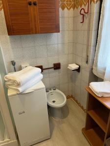 bagno con servizi igienici e lavandino con asciugamani di Senza Pensieri via Viviani a Crema