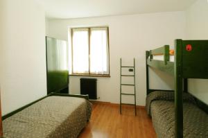 Zimmer mit 2 Betten und 1 Etagenbett in der Unterkunft Casa Katya in Pracorno di Rabbi