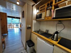 A kitchen or kitchenette at Aiguille Verte 28 - Studio avec vue