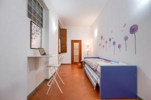 um quarto com uma cama, uma mesa e uma secretária em [LE CURE] Large apt, 6+1 beds. Center 15 min far by bus. em Florença