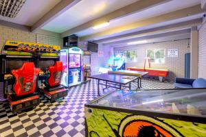 una habitación con 2 juegos de arcade y una mesa en BIG4 Manning Point Holiday Park, en Manning Point