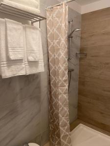 a shower with a shower curtain in a bathroom at Hotel Nevada in Tarvisio