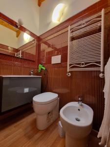 uma casa de banho com um WC e um lavatório em Amica Taranto em Taranto