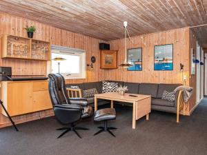 salon z kanapą i stołem w obiekcie 8 person holiday home in Glesborg w mieście Bønnerup