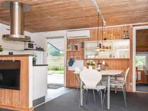 Bønnerupにある8 person holiday home in Glesborgのキッチン、ダイニングルーム(テーブル、椅子付)