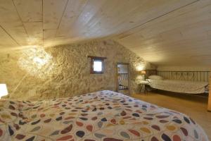 een slaapkamer met een bed in een kamer bij Gîte L'Insouciant - Domaine la Rose des vents in Castelnau-sur-lʼAuvignon
