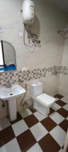 łazienka z toaletą i umywalką w obiekcie Hotel APJ GRAND w mieście Faridabad