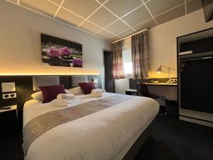 Kuchyň nebo kuchyňský kout v ubytování BRIT HOTEL LE VESOUL
