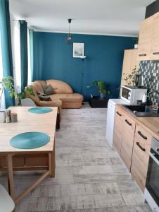 een keuken met een tafel en een bank in een kamer bij Apartament Leśny in Lubin
