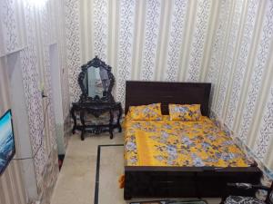 um quarto com uma cama e um espelho em Doha Guest House 