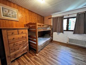 a room with a bunk bed and a dresser in it at Aravis 1500-11 - 2 pieces et coin nuit in La Clusaz