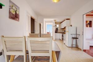 eine Küche und ein Esszimmer mit Tisch und Stühlen in der Unterkunft Beautiful 3 bed Apartment in Caleta de Fuste