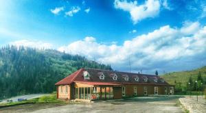 TukholʼkaDream Forest的山上有红色屋顶的大建筑