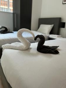 Dos cisnes haciendo un corazón en una cama en Stunning mill apartment near to city centre and Etihad stadium!, en Mánchester