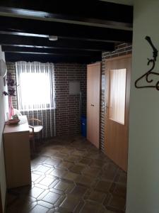 um corredor com um quarto com uma parede de tijolos em Gästehaus Natterer - FeWo 2 em Momlingen