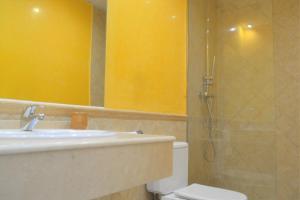 een badkamer met een wastafel, een douche en een toilet bij SunShine San Pablo in Córdoba