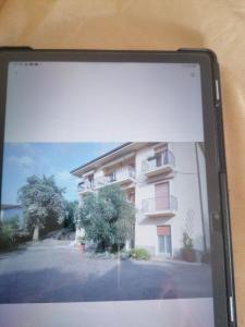 un tablet con foto di un edificio di Casa Silvio a Torri del Benaco