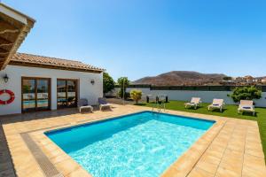 The swimming pool at or close to Villa Jardin Canario by Villa Plus