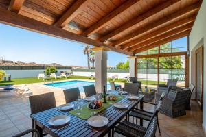 The swimming pool at or close to Villa Jardin Canario by Villa Plus