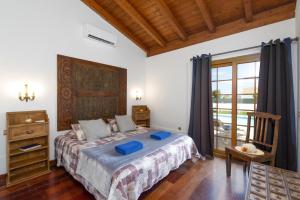 A bed or beds in a room at Villa Jardin Canario by Villa Plus