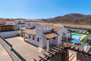 The swimming pool at or close to Villa Jardin Canario by Villa Plus