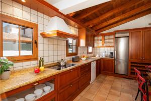 A kitchen or kitchenette at Villa Jardin Canario by Villa Plus