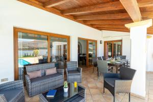 A seating area at Villa Jardin Canario by Villa Plus