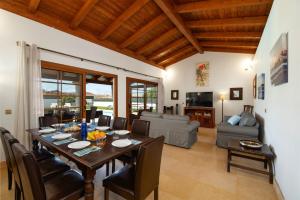 A television and/or entertainment centre at Villa Jardin Canario by Villa Plus