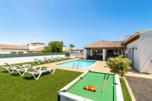The swimming pool at or close to Villa Jardin Canario by Villa Plus