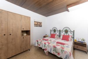 A bed or beds in a room at Villa Jardin Canario by Villa Plus
