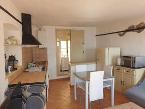 Kuchyňa alebo kuchynka v ubytovaní Duplex vue mer 50m de la plage des Sablettes